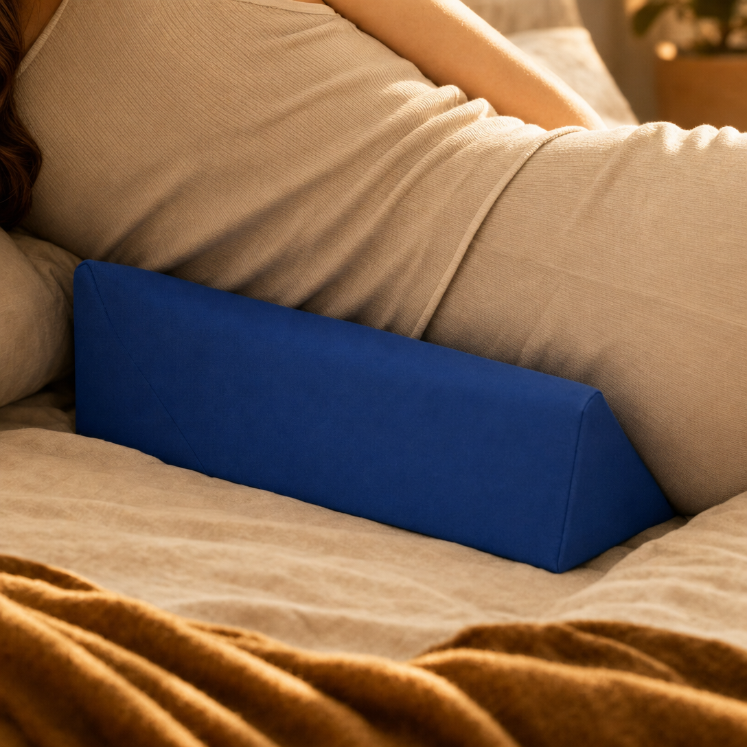 The Kopflo Anchor wedge's vertical face pressed against a side sleeper's lower back